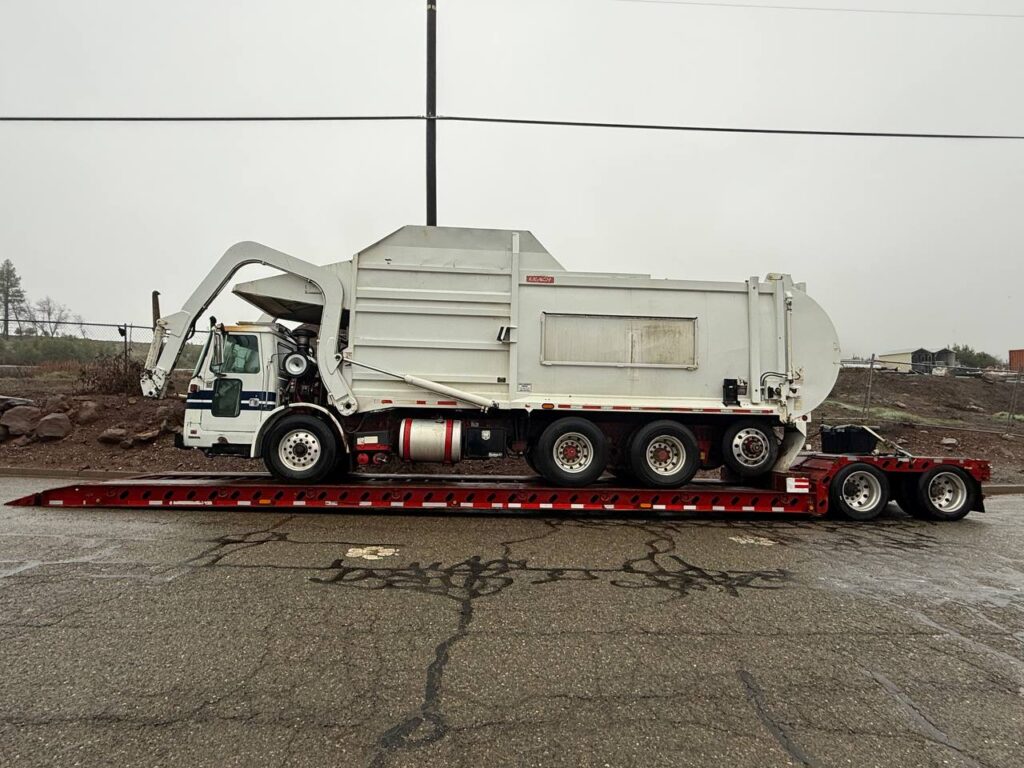 AUTOCAR XPEDITOR FRONT LOAD GARABAGE TRUCK