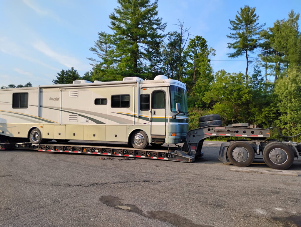 2005 Fleetwood Bounder Motor Home 38 N
