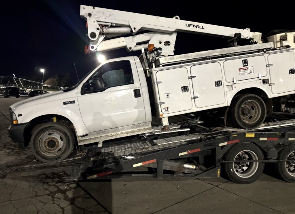 2004 Ford F550 Truck With Boom