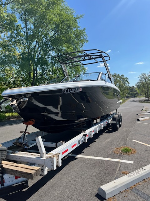 2022 Cobalt R8 Surf Boat