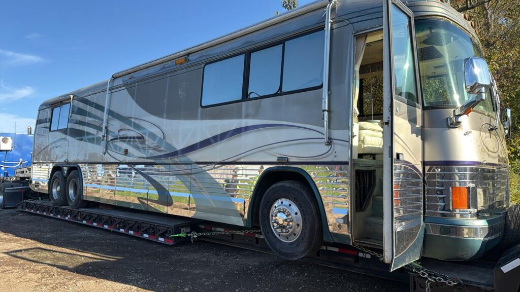 Inoperable 1999 Country Coach RV Charter Bus